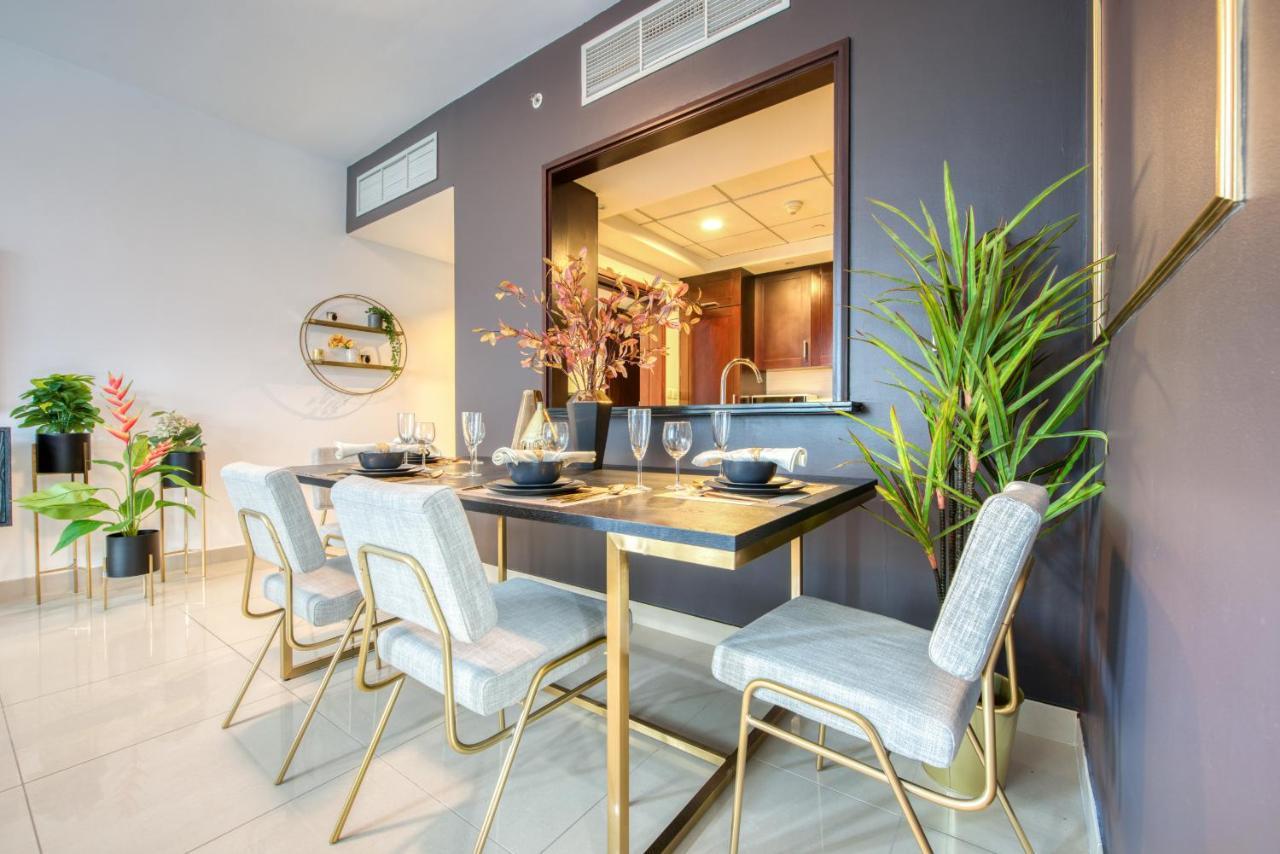 Maison Privee - Radiant Urban Retreat With Iconic Burj Khalifa Vws 두바이 외부 사진